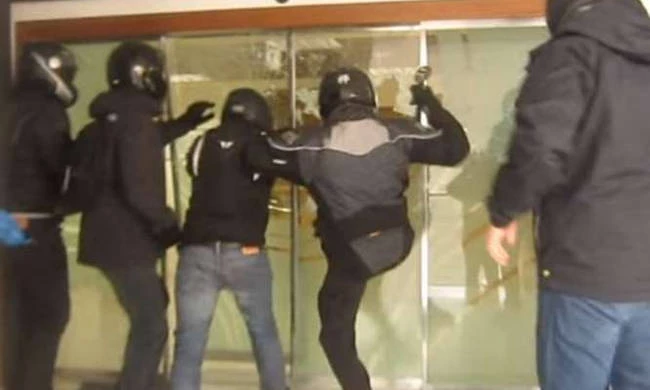 Επίθεση του Ρουβίκωνα στο δημαρχείο Αλίμου